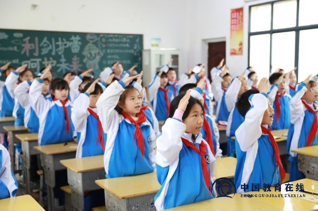 城区二小：清明祭奠英烈，传承革命精神