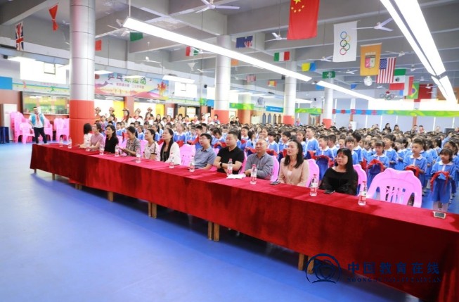 城区二小举行“红领巾爱祖国”新队员入队仪式暨颁奖典礼