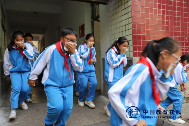 城区二小学生积极参与消防安全演练