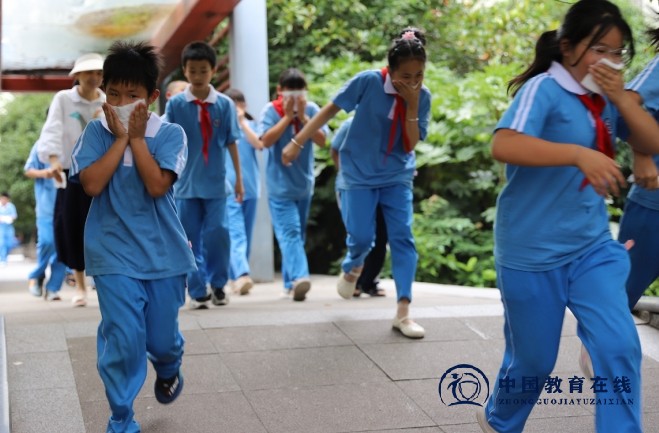 城区二小开展消防应急疏散演练活动​