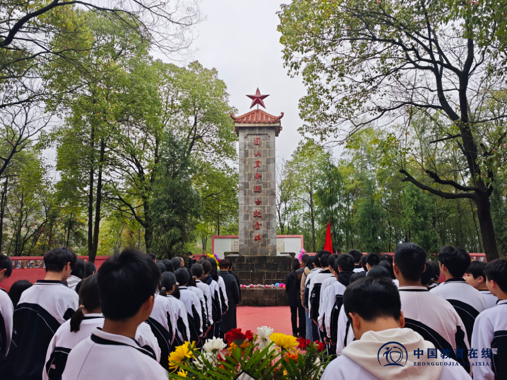 缅怀英烈铸忠魂 思政课堂润初心——邵东七中开展清明祭扫红色教育活动